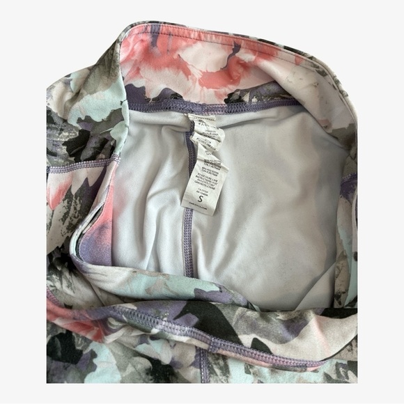 FABLETICS POWERHOLD MID-RISE CAPRI LEGGINGS & FABLETICS POWERHOLD MID-RISE CAPRI - Picture 9 of 11